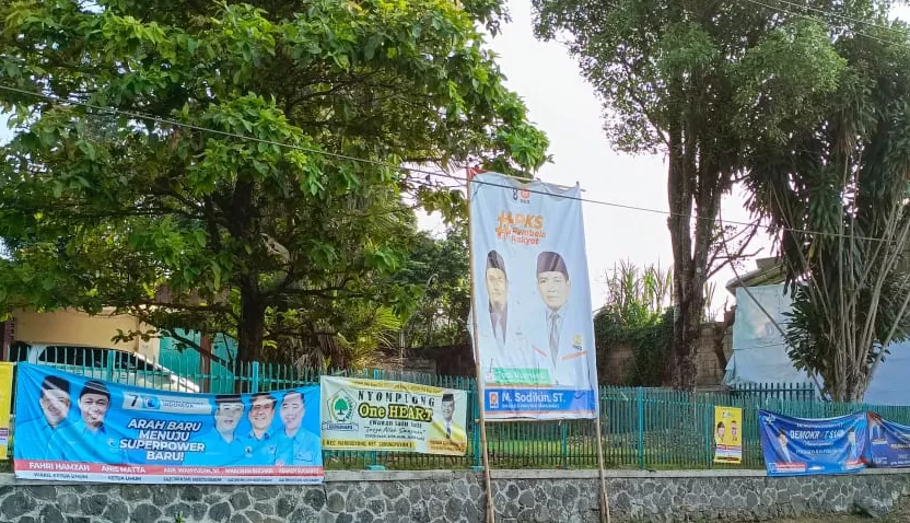 Bawaslu minta poster sosialisasi untuk dibersihkan maksimal 4 November sebelum DCT (Rapik Utama/ TatarMedia.ID)