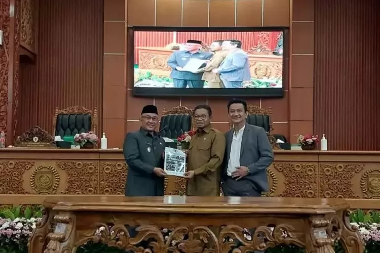 Walikota Depok, Mohammad Idris berfoto bersama Ketua DPRD Kota Depok, TM. Yusus Syahputra dan Wakil Ketua DPRD Kota Depok, Hendrik Tangke Alo di Gedung DPRD Kota Depok, Selasa (30/4). (ISTIMEWA)