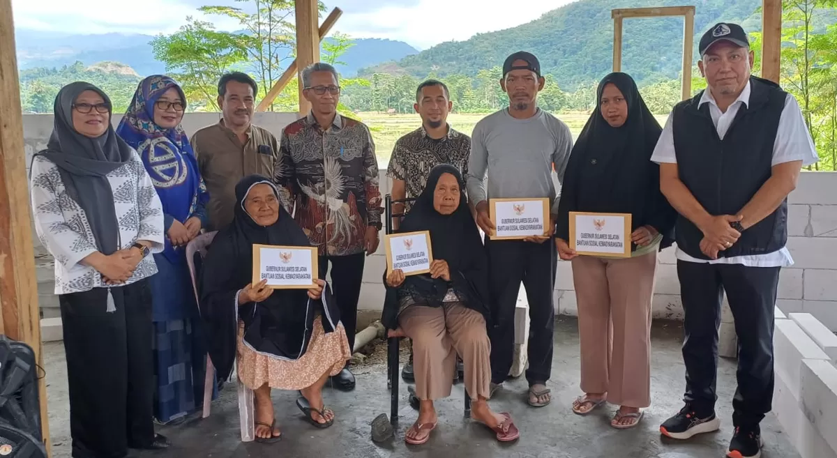 Gubernur Sulsel Bantu Warga Korban Kebakaran di Bua Luwu Bangun Kembali Rumahnya.