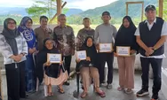 Gubernur Sulsel Salurkan Bantuan Kebencanaan untuk Korban Kebakaran di Bua Luwu