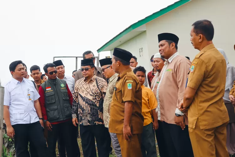 Ketua Bdang Maaliyah PP PERSIS, Ustaz Aay Muhammad Furqon (ketiga dari kiri) ketika mendampingi Wamendikdasmen, Atip Latipulhayat di Karawang