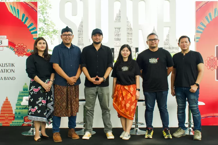 Personel Sheila On 7 Adam Subarkah (tiga dari kiri) dan Adhitya Bhagaskara (kanan), personel Jikustik saat memberikan keterangan pada konferensi pers acara Swara Prambanan di Candi Prambanan, Jumat (29/12/2023).  (Istmewa)