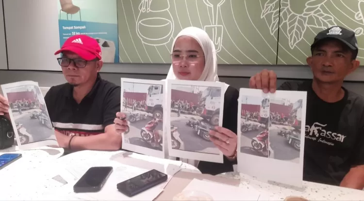 FOTO: Tampak keluarga korban, dan pengacara almarhumah memberikan keterangan berdasarkan hasil CCTV usai kecelakaan di Cirebon. (Dok.Fajar Cirebon/Johan/FC)