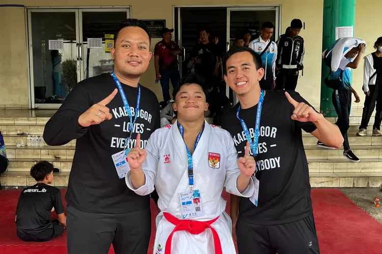 Naufal Putra Diandra, bersama Sekum FORKI Kabupaten Bogor Topan (kiri).