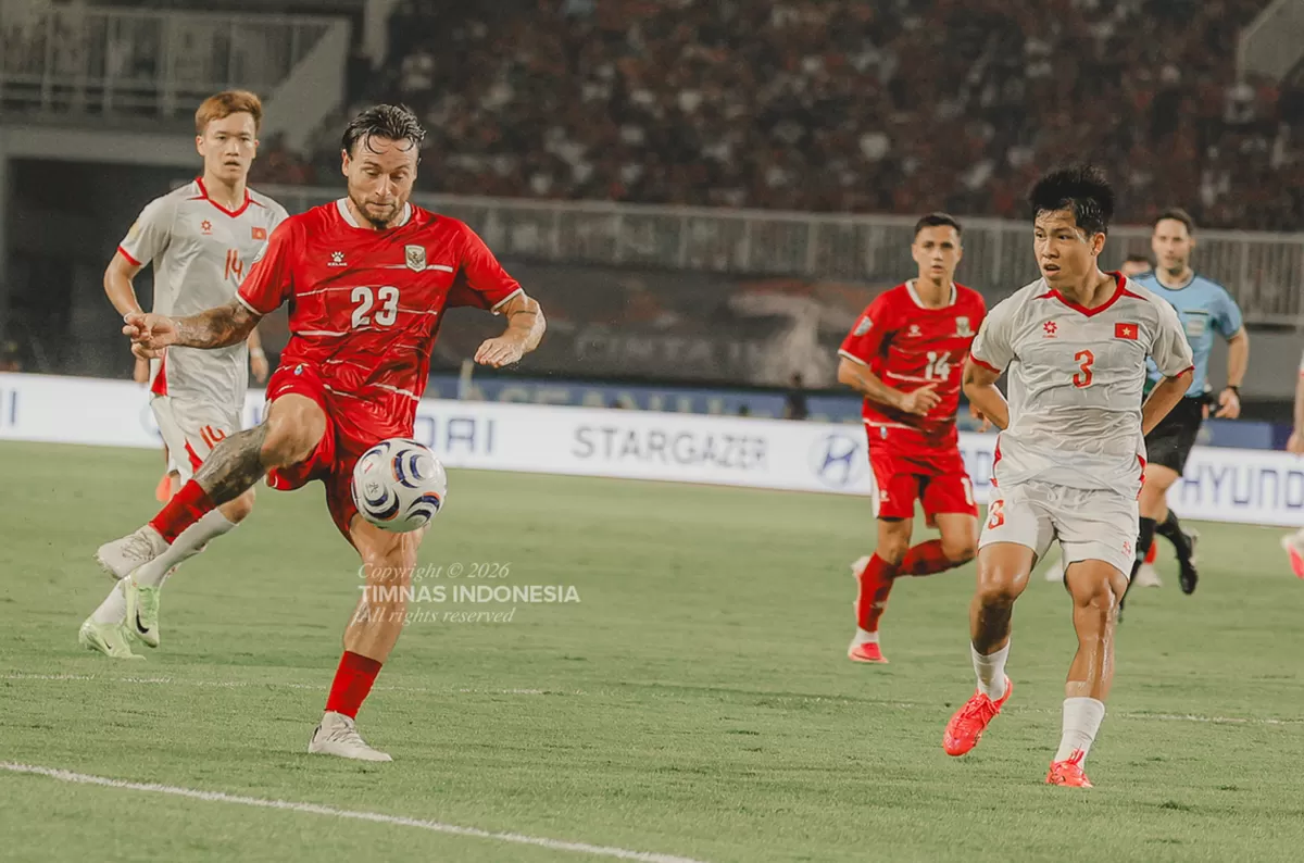 Gelandang Timnas Marc Klok berusaha mengontrol bola saat laga melawan Vietnam, 3 Agustus lalu. Indonesia akan melakoni laga krusial melawan Singapura pada Jumat, 7 Agustus.