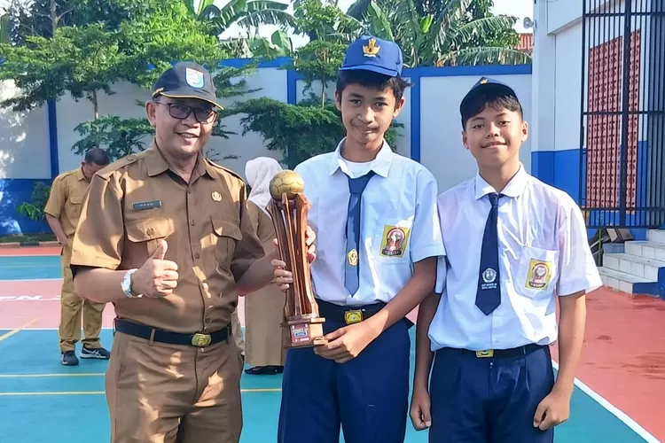 Kepala SMPN 30 Depok, Agus Prasetyo bersama 2 siswa yang berprestasi pada bidang olahraga. (ANDIKA EKA/RADAR DEPOK)