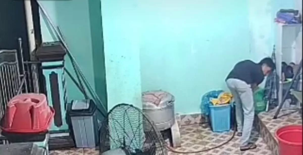 Pelaku pencurian saat melakukan aksinya tertangkap kamera pengawas CCTV milik korbans. (Foto:Ria Friska )