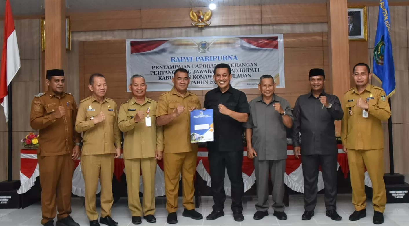 Muhamad Farid saat sedang menyerahkan dokumen LKPJ kepada Ketua DPRD Konkep, Ishak di ruang paripurna DPRD Konkep, Senin (6/4/2026)