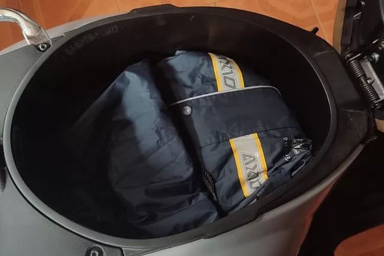 Ilustrasi. Jas hujan dalam bagasi motor./net