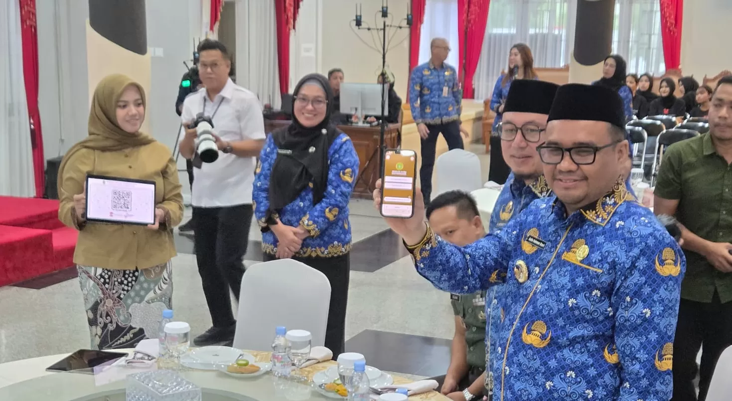 Bupati Kukar Aulia Rahman Basri mencoba aplikasi pelayanan publik terbaru pemerintah (Elmo/Prokal.co)  
