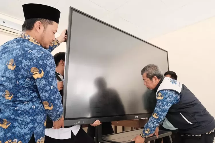 Pemasangan Bantuan Smart Board yang diberikan Pemkot Depok kepada MIN 1 Depok. (ISTIMEWA)