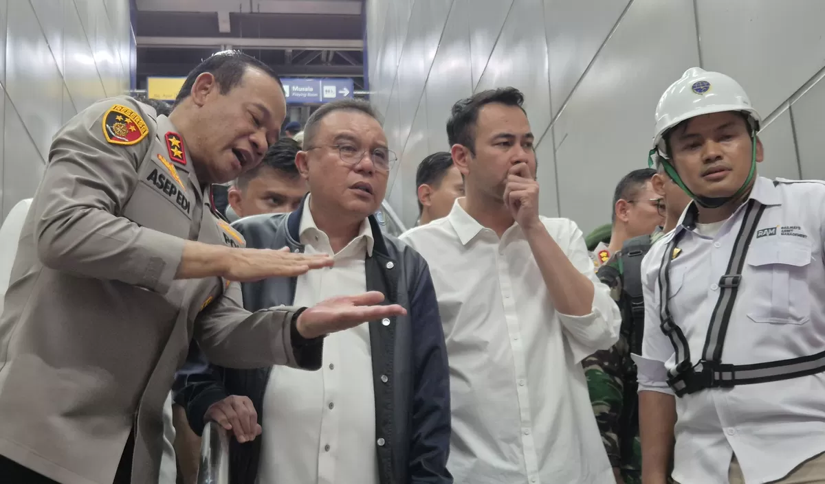 Wakil Ketua DPR RI, Sufmi Dasco Ahmad meninjau langsung lokasi kecelakaan KRL Commuter Line dan Kereta Rel Diesel (KRD) jarak jauh di Stasiun Bekasi Timur, Kota Bekasi, Senin (27/4/2026) malam WIB. (Kalimantansatu.com/Dok. IST)
