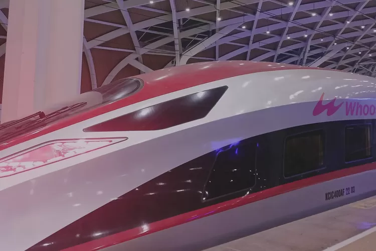 Desain modern dan aerodinamis kereta cepat Whoosh mencerminkan gaya hidup masa kini yang cepat, efisien, dan elegan. Kereta ini siap melaju dari Jakarta ke Bandung hanya dalam hitungan menit. (Foto - Dheandra Maisha Ramadhany.)