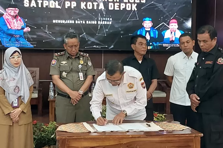 Prosesi penandatanganan sinergisitas dengan seluruh pihak saat Forum Renja Satpol PP Kota Depok, di aula Teratai, Balai Kota Depok, Senin (19/2). (ANDIKA EKA/RADAR DEPOK)