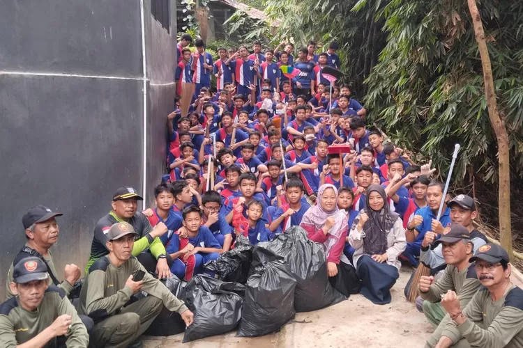Sejumlah siswa SMPN 34 Depok melakukan aksi bersih-bersih Sungai Ciliwung, Jumat (21/2). (ANDIKA EKA/RADAR DEPOK)
