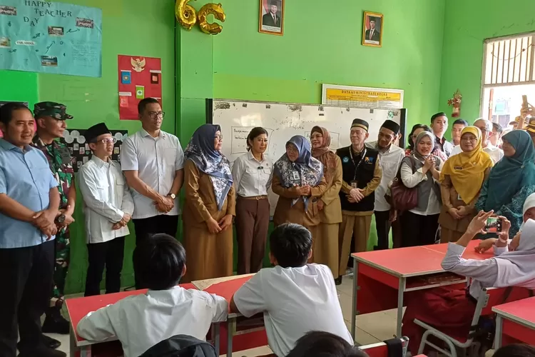Pelaksanaan hari pertama program MBG di SDN Cilangkap 5, Kecamatan Tapos Kota Depok, dihadiri pejabat pemerintah pusat, Senin (6/1). (ANDIKA EKA/RADAR DEPOK)