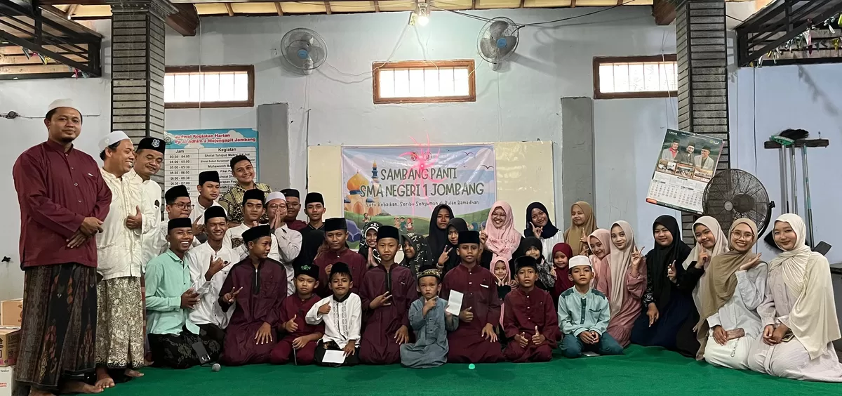 Remas Al-Barqi SMAN 1 Jombang bersama penghuni PP Al-Adhim Mojongapit saat kegiatan sambang panti. (SketsaNusantara.id)