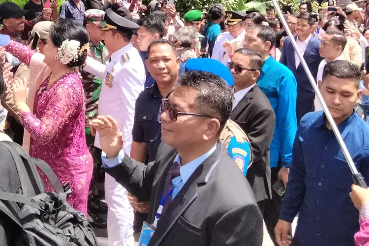 Bupati Taput Taripar Hutabarat dan Wabup Deni Lumbantoruan didampingi Ketua TP PKK Neni Angelina Purba dan Watua PKK Lisa Malau saat disambut masyarakat di rumah dinas. (Realitasonline.id - AS)