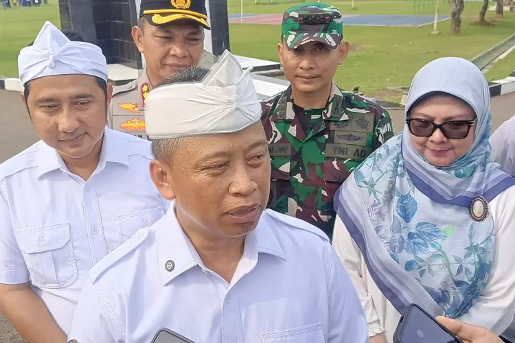 Walikota Depok, Supian Suri, saat menghadiri pelepasan peserta dalam program barak militer di Kostrad Cilodong Depok, Senin (9/6). (ALDY RAMA/RADAR DEPOK)