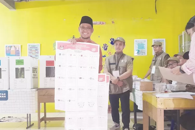Wakil Walikota Depok, Imam Budi Hartono menggunakan hak suara dalam kontestasi Pemilu 2024 di TPS 68, RT1/10 Kelurahan Tirtajaya, Kecamatan Sukmajaya, Kota Depok, Rabu (14/2). (ALDY/RADAR DEPOK)