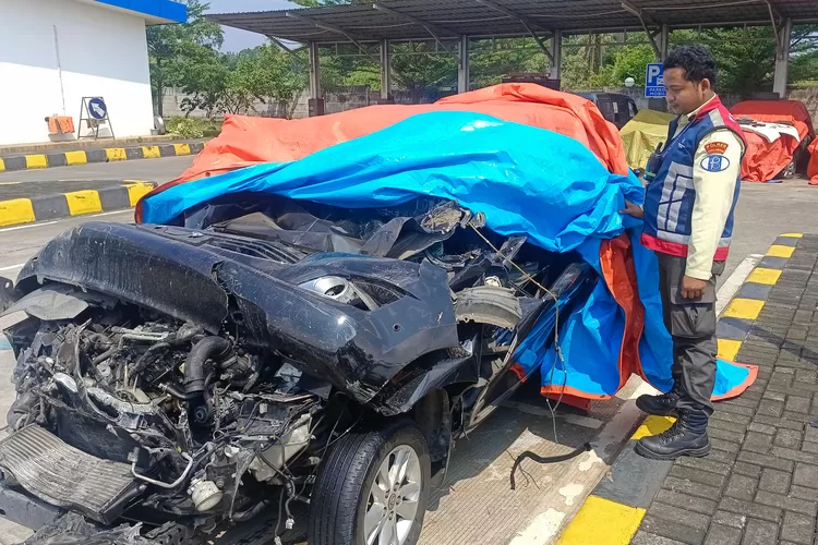 RINGSEK : Mobil&nbsp;Innova bernopol H 1980&nbsp;CM yang ditumpangi&nbsp;Anggota DPR RI asal Kendal dari PKB, H Alamuddin Dimyati Rois (Gus Alam), terlihat ringsek karena kecelakaan di Tol Pemalang.