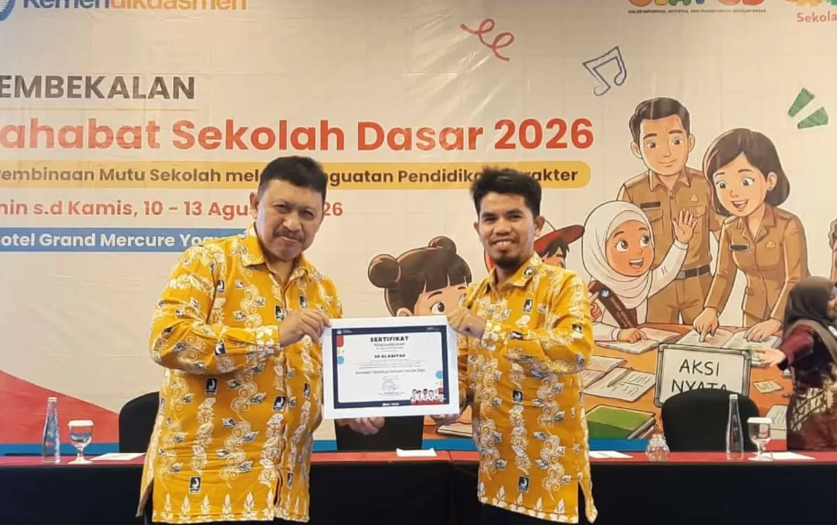 Kepsek SD Al Kaffah Batam, Saiful Nasri ST, SPd bersama Guru Pembina Dr. Isropil Siregar MPdI memperliatkan penghargaan diterima dari Kemendikdasmen pada Program SSD 2026 di Hotel Grand Mercure Adi Sucipto Yogyakarta. (Dok. Humas SD Al Kaffah Batam)