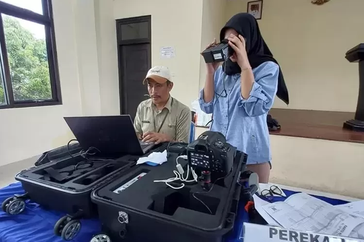 ILUSTRASI : Salah satu upaya jemput bola Disdukcapil Kota Depok dalam perekaman KTP di Kelurahan Cilangkap, Kecamatan Tapos. (ANDIKA EKA/RADAR DEPOK)