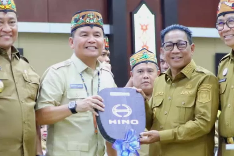 Pemprov Kalteng Serahkan Bantuan Sarpras Pengelolaan Sampah untuk Murung Raya (foto ; Kakteng Lima)