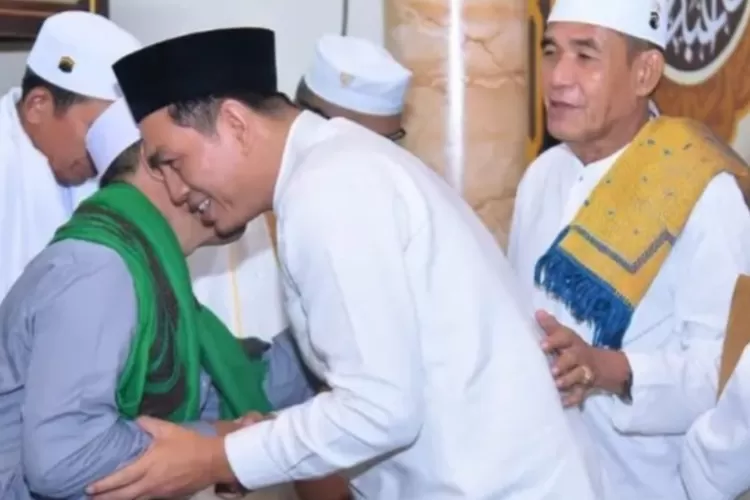 Bupati Batang Hari Muhammad Fadhil Arief (MFA) menyampaikan jadikan momentum Hari Raya Idul Adha 1445 H ini&nbsp; untuk kita meningkatkan semangat gotong royong untuk kebersamaan (klikanggaran)