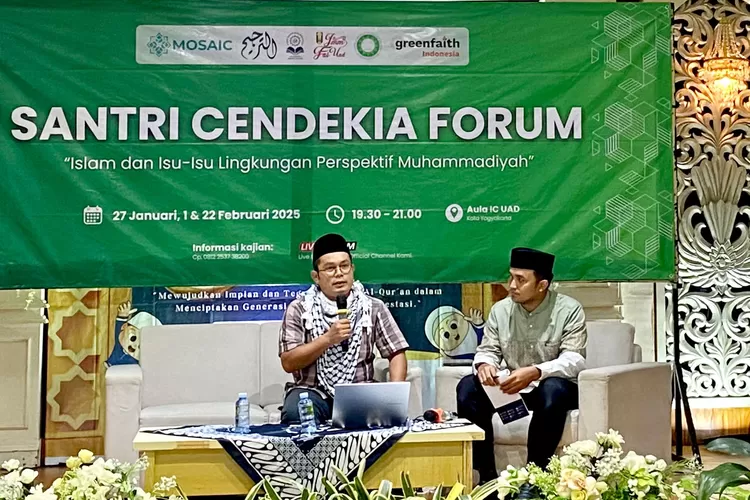 Parid Ridwanuddin, Program Manager GreenFaith Indonesia, saat menjadi pemateri dalam kajian &ldquo;Peran Umat Islam Terkait Isu Lingkungan di Kancah Internasional&rdquo; yang diselenggarakan oleh Santri Cendekia Forum di Universitas Ahmad Dahlan, Yogyakarta, pada 1 Februari 2025.