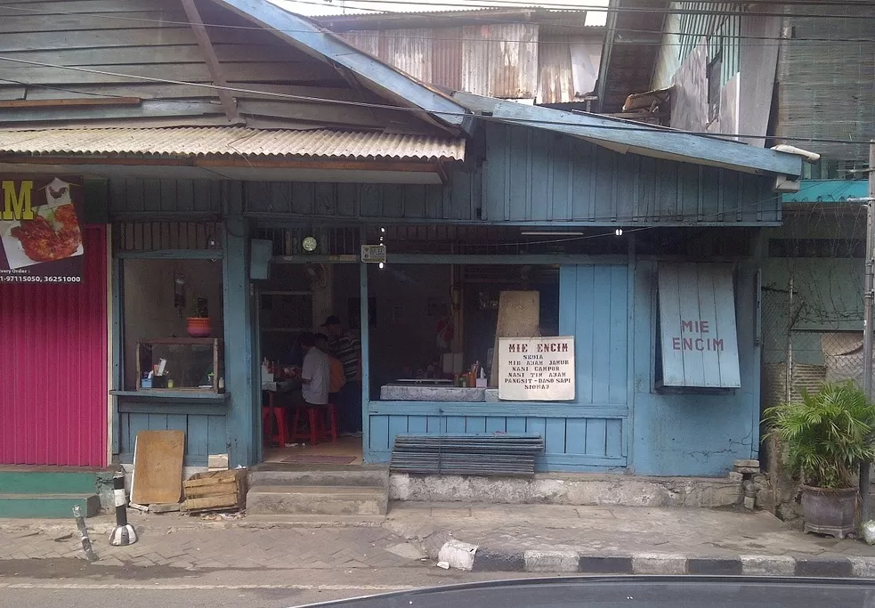 Bakmi Encim Anggur masih mempertahankan tempat jualannya yang jadul.   (butuhapa.com)