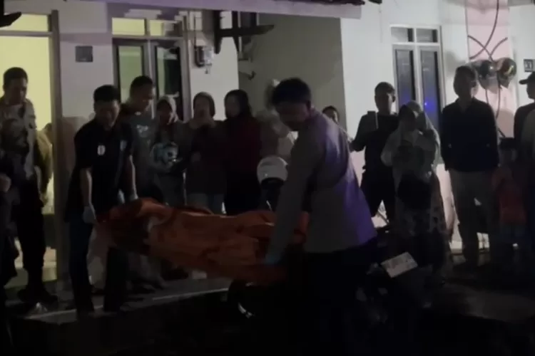 Petugas saat mengevakuasi korban dari rumahnya (Foto : tangkapan layar)