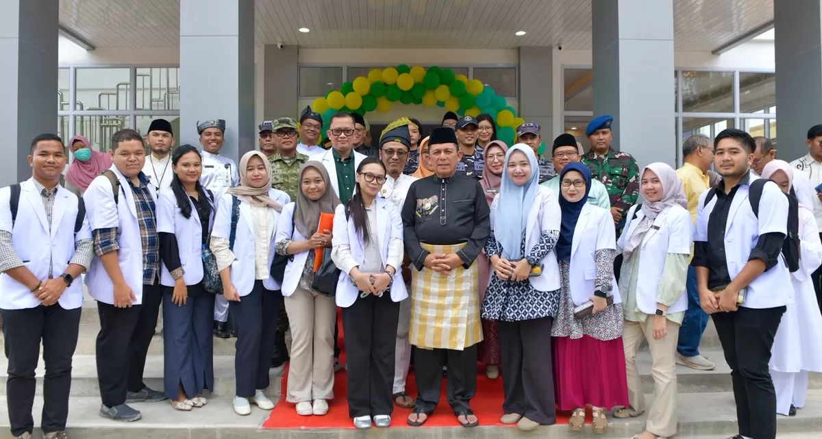 Gubernur Kepri Ansar Ahmad berfoto bersama sejumlah tenaga medis dan kesehatan usai meresmikan RSJKO EHD Provinsi Kepri. (Foto: Diskominfo Kepri) 