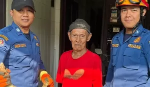 Cuma Pakai Pencapit dan Sarung Tangan, Petugas Dinas Damkar Depok Berhasil Evakuasi Biawak di Kandang Warga Sukmajaya