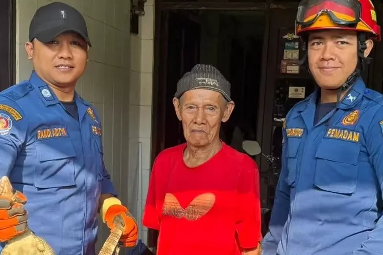 Petugas Dinas Damkar dan Penyelamatan Kota Depok saat berhasil mengevakuasi seekor biawak yang masuk ke rumah warga di Kecamatan Sukmajaya, beberapa waktu lalu. (DOKUMEN DAMKAR DEPOK)