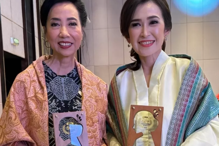 Komisaris Independen Danamon, Hedy Lapian (kiri) bersama Direktur Danamon, Rita Mirasari   menerima penghargaan Infobank 500 Most Outstanding Women 2024.  (Foto: Dok. Istimewa)