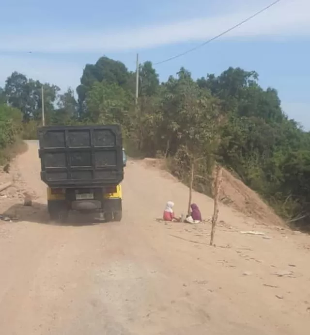 MASALAH SOSIAL: Anak-anak di jalan poros Sangatta-Bengalon masih beraktivitas di jalanan.  