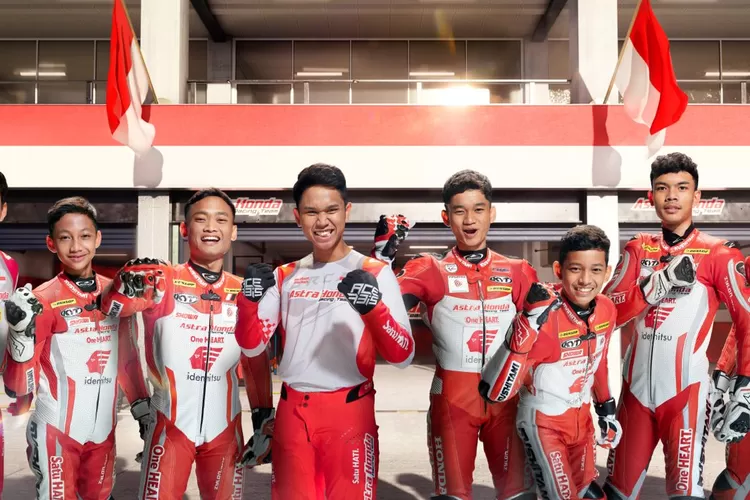 Pebalap Astra Honda Racing Team 2024 bersama dengan jajaran Board of Director PT Astra Honda Motor pada pembukaan ajang Indonesia International Motor Show (IIMS) 2024.
