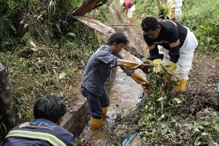 Warga dan PT Vale gotong royong  bersihkan drainase (Ist/Vale)