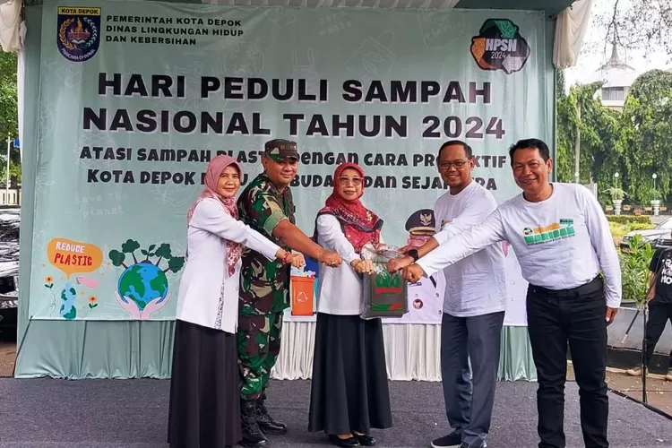 Simbolis sebagai kolaborasi dalam penanganan sampah di Kota Depok, pada Hari Peduli Sampah Nasional (HPSN) 2024, di halaman Balaikota Depok. (ANDIKA EKA/RADAR DEPOK)