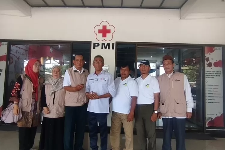 Pengurus Laziz KAHMI Nasional, Sekretaris PMI Jakarta Utara dan Pelita 16 saat Donor darah dan Sunatan massal di Markas PMI Jakarta Utara
