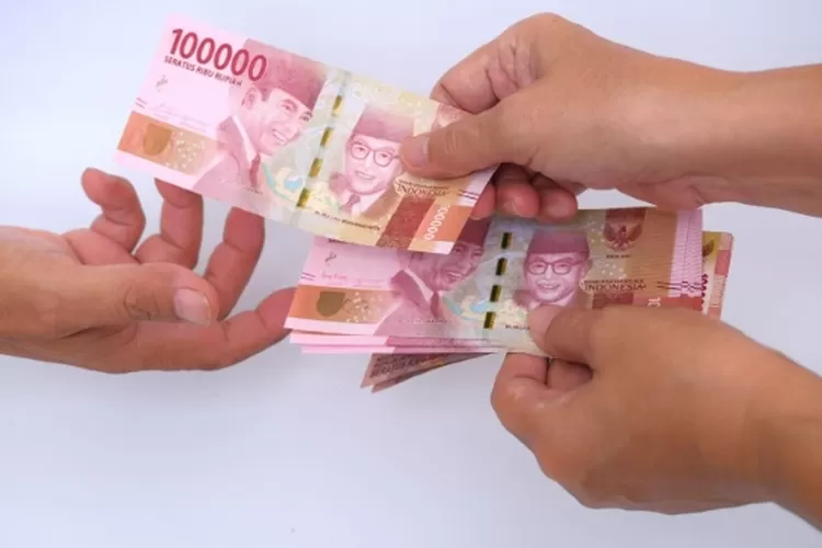 Ilustrasi : terima uang dan memberi uang (Ist)