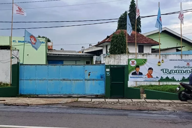 Tampak depan bekas gudang produksi PT Artha Eka Global Asia, yang terletak di Jalan Tole Iskandar No75, RT1/RW19, Kelurahan Sukamaju, Kecamatan Cilodong, Kota Depok. (ANDIKA EKA/RADAR DEPOK)