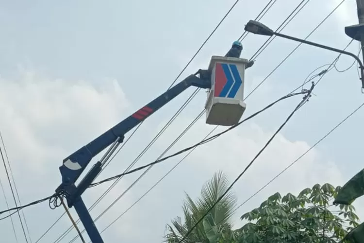 Ilustrasi perbaikan PJU.  (Satiri/Metropolitan)