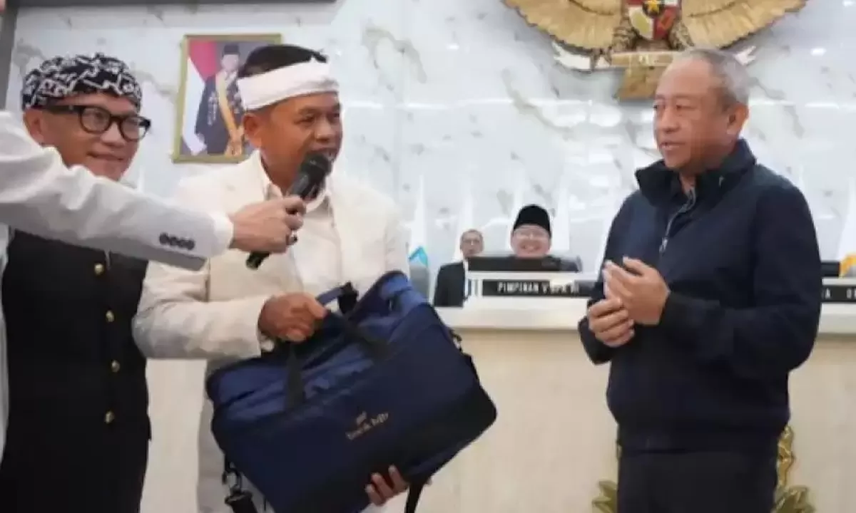 Gubernur jawa Barat Dedi Mulyadi alis KDM saat menyerahkan bunus Rp1 miliar kepada Persib Bandung. 
