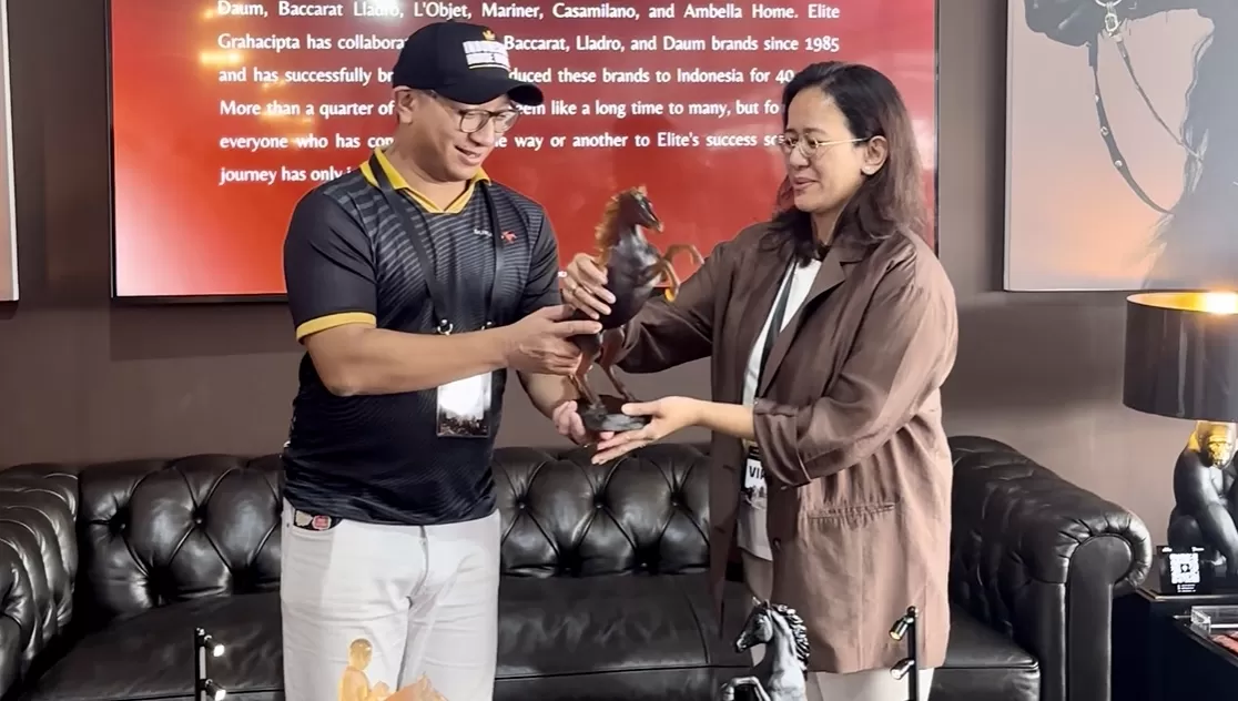 Ketum PP Pordasi serahkan token of appreciation pada Kraton Yogyakarta (Harminanto)