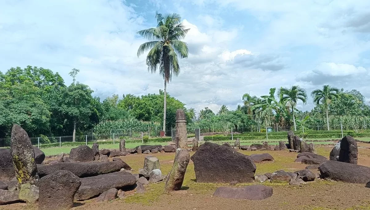 Salah satu peninggalan artefak prasejarah batu zaman purba. 