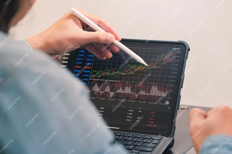 Menjelang Idul Fitri, IHSG malah tetap turun, netizen bereaksi begini (Freepik)