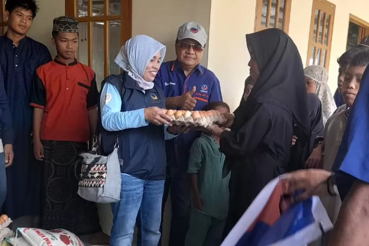 Partai NasDem Kabupaten Sigi menyerahkan bantuan paket sembako di panti asuhan di Kabupaten Sigi, Sabtu 8 November 2025. 