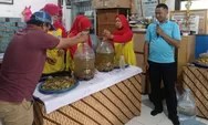 Warga RW 05 Warakas Diajarkan Bikin Eco Enzyme